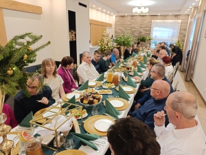 Uczestnicy i Kadra przy stole wigilijnym