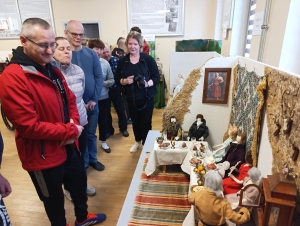 Wspólne oglądanie wystawy lalek